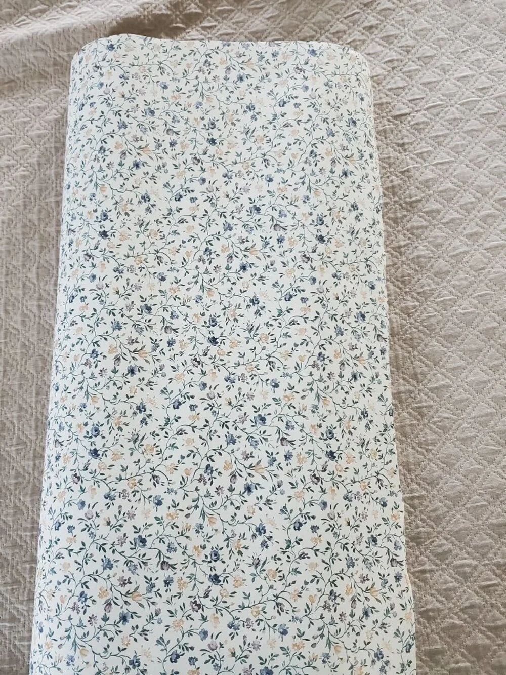 Vintage Unbranded Floral Wallpaper 20.5 x 87 Inches Partial Roll Small Flowers
